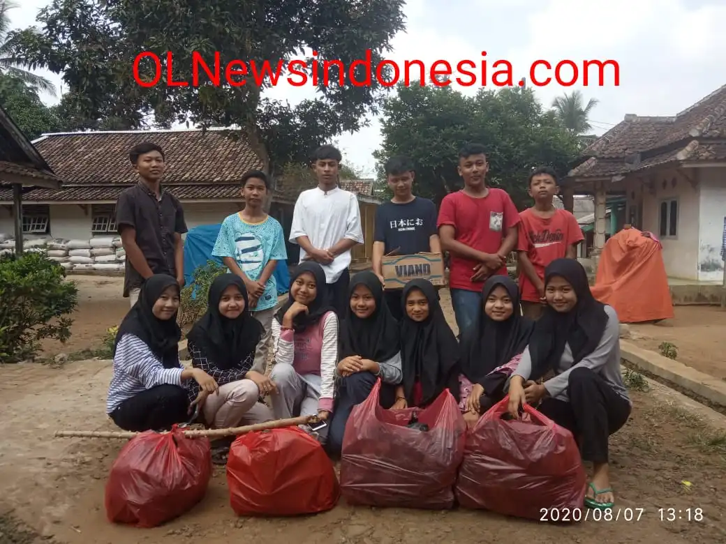 ket poto : nampak terlihat pemuda pemudi desa ciandur bersiap untuk membagikan makanan yang sudah di kemas.(07/08/2020)