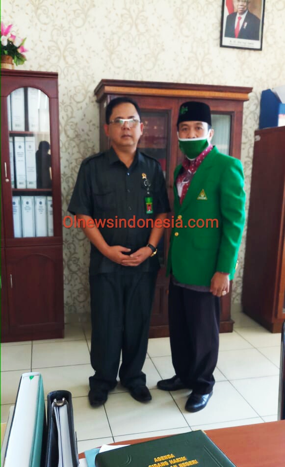 Ket foto : Ketua PC GP Ansor Kabupaten Karo H Fahmi Sahuddin Tarigan SHi MH berfose bersama Ketua Pengadilan Negeri Kelas I B Kabanjahe Sulhanuddin di Ruang Kantor Pengadilan Negeri Kabanjahe, Kamis (06/08) 2020 (Ist)