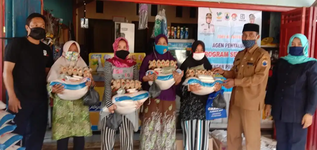 ket poto : Nampak terlihat masyarakat ber pose dengan pemerintahan desa  (Candra selaku agen E-warung posisi pojok kiri memakai masker hitam) (TKSK kecamatan Banjarsari Ibu Bentri pojok kanan) (Kepala Desa Sakum Memakai Banju Dinas ) 10/08/2020