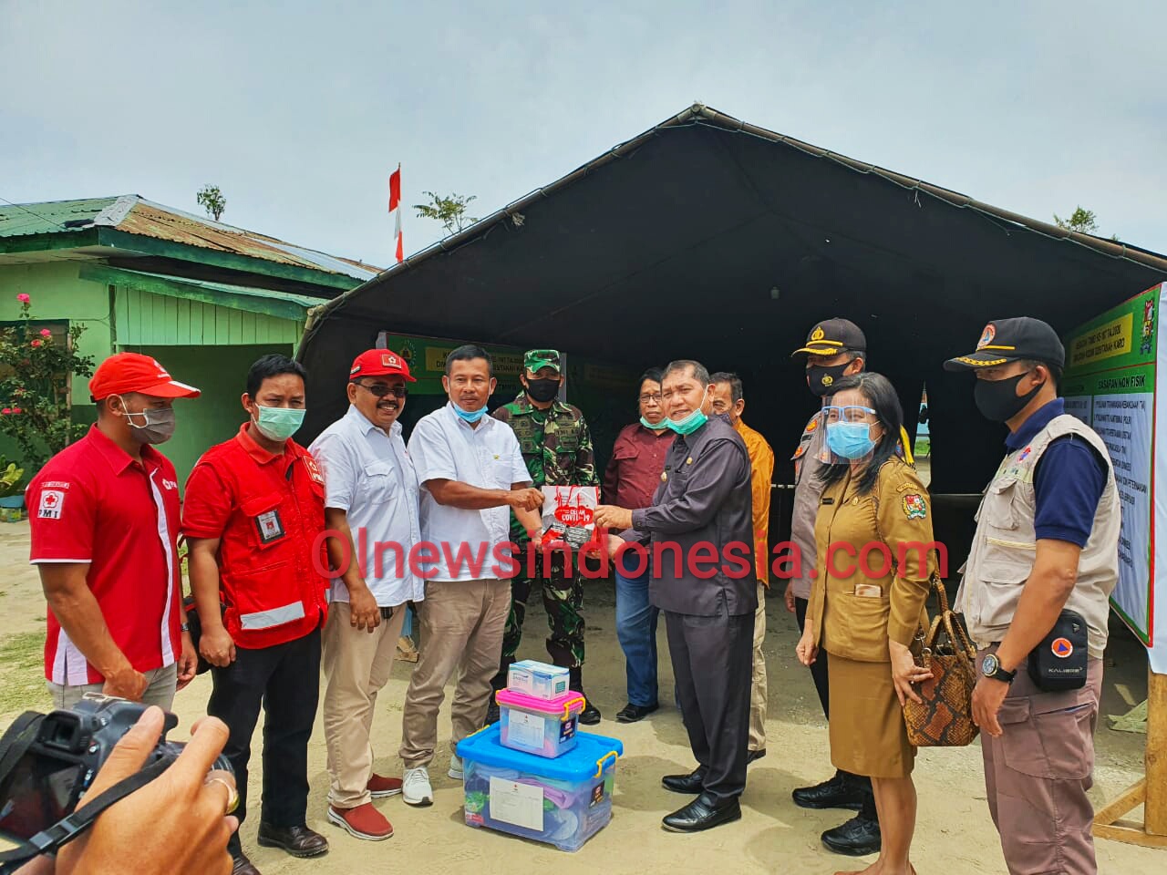 Ket foto  : tampak Bupati Karo Terkelin Brahmana SH MH saat menerima secara simbolis bantuan dari  Ketua PMI Kabupaten Karo, (Ist)