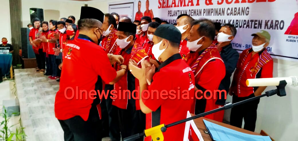 Ket foto : Prosesi pelantikan, Ketua Umum DPP HMKI saat melantik dan memasang Pin kepada Ketua DPC HMKI Terpilih di Aula Hotel Grand Orri Berastagi, Minggu (16/08) 2020 (Ist)