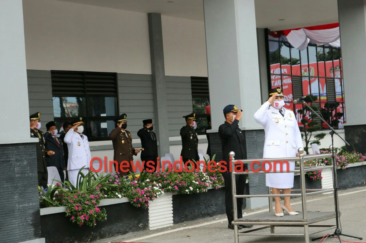Ket foto : Wakil Bupati Karo Cory Seriwaty Br Sebayang bertindak sebagai Inspektur Upacara penurunan Bendera HUT RI ke-75 di Halaman Kantor Bupati Karo, Senin (17/08) 2020 (Ist)