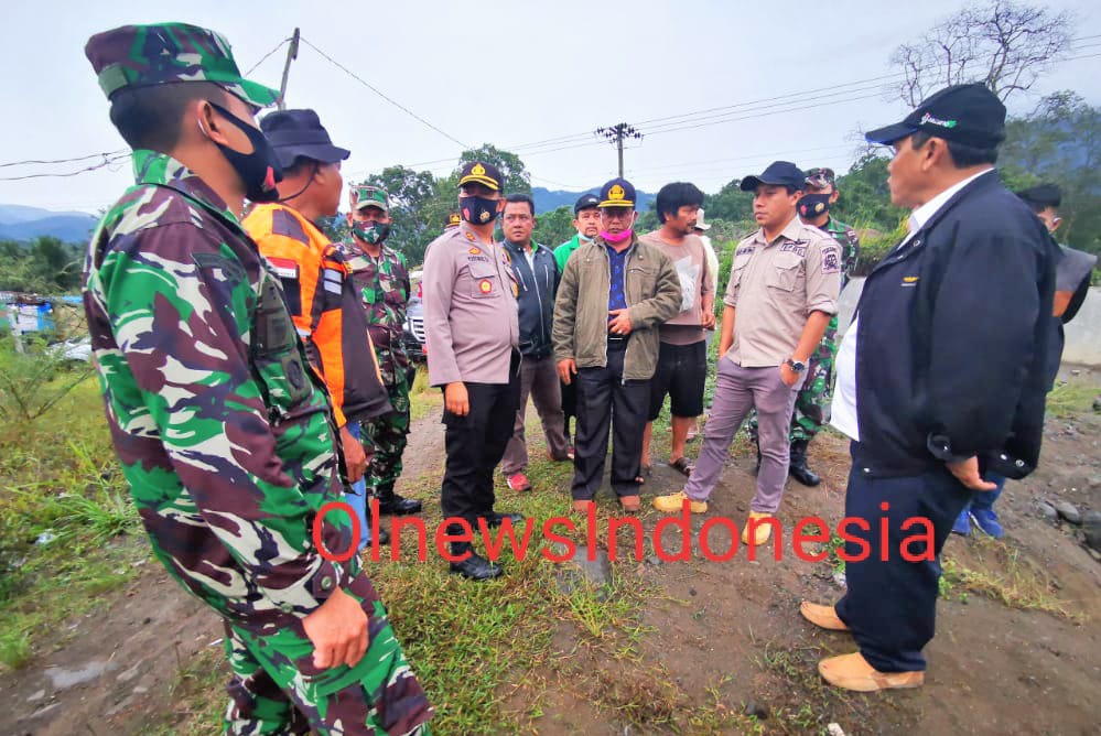 Ket foto : Bupati Karo,saat mendatangi lokasi daerah terdampak lahar dingin Gunung Api Sinabung di Kecamatan Tiga Nderket Kabupaten Karo, Sabtu (22/08) 2020 (Ist)