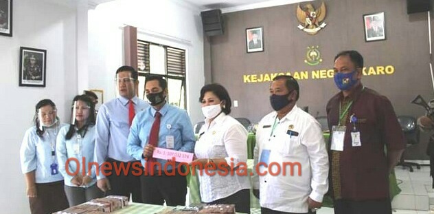 Ket foto : Wakil Bupati Karo Cory Seriwaty Br Sebayang didampingi Sekdakab Karo menerima uang secara simbolis dari pihak Kejari Karo, (Ist)