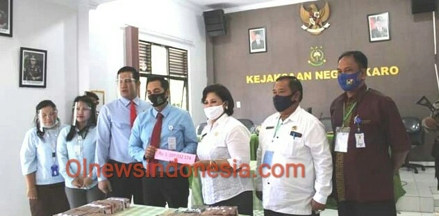 Ket foto  : Wakil Bupati Karo Cory Seriwaty Br Sebayang didampingi Sekdakab Karo menerima uang secara simbolis dari pihak Kejari Karo, (Ist)