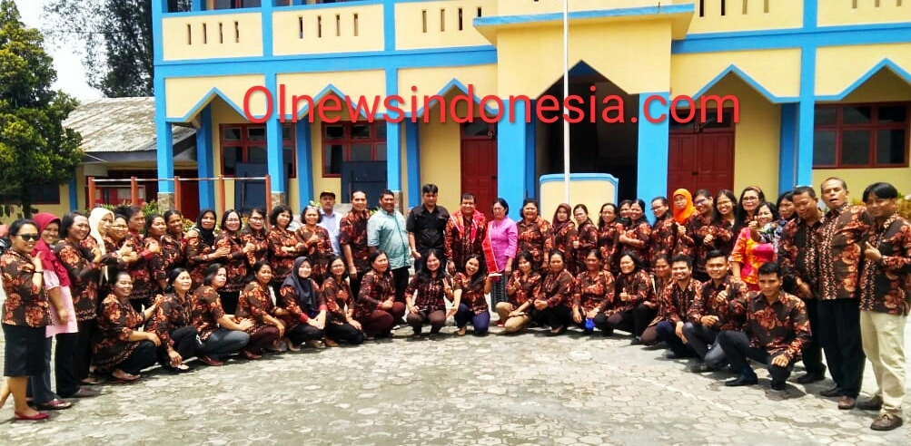 Ket foto  : Kepsek, para Guru, dan TU sekolah serta Pengurus Komite SMP Negeri 2 Berastagi berfose usai acara perpisahan di halaman gedung sekolah, Sabtu (29/08) 2020 (Ist)