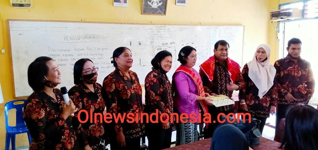 Ket foto  : Kepsek dan Istri menerima cindramata dari para guru yang di serahkan oleh Guru bidang sosial saat acara perpisahan Purna Bakti Kepsek Pada Sabtu (29/08) 2020 di ruang Guru SMP Negeri 2 Berastagi Tanah Karo (Ist)