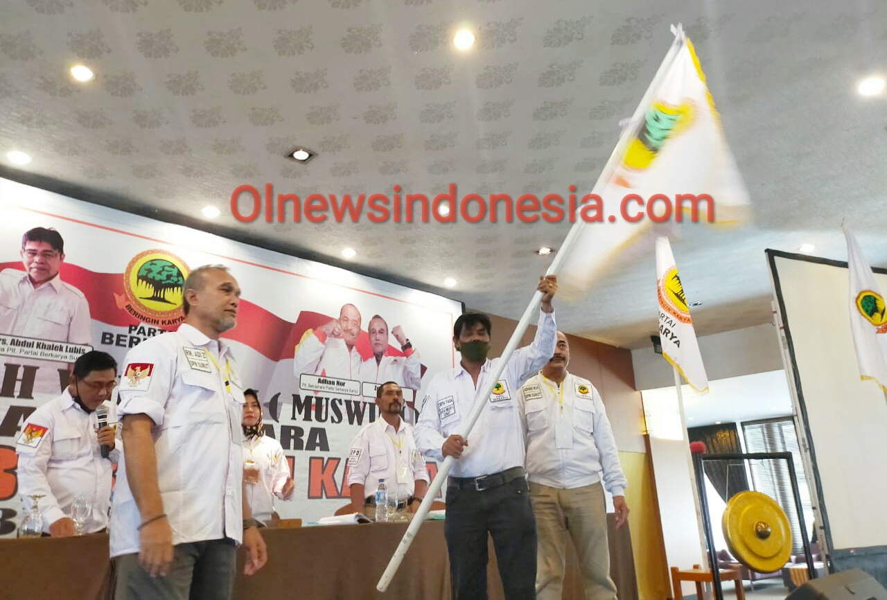 Ket foto : Ketua Terpilih Partai Beringin Berkarya Sumut Tirta Yasa Sembiring saat mengibarkan Bendera/Pataka Di hadapan seluruh kader partai yang digelar di Hotel Mikie Holiday Berastagi Kabupaten Karo, Sabtu) 29/08) 2020 (Ist)