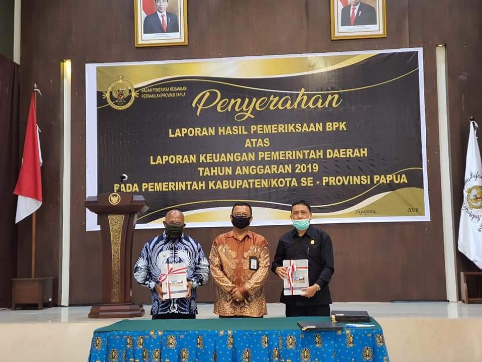 Foto : Bupati Merauke di sela2 acara penyerahan WTP 5x Berturut-turut menjadi Rekor Baru Bagi pemerintahan se propinsi di Papua,Jum'at(28/08/2020)