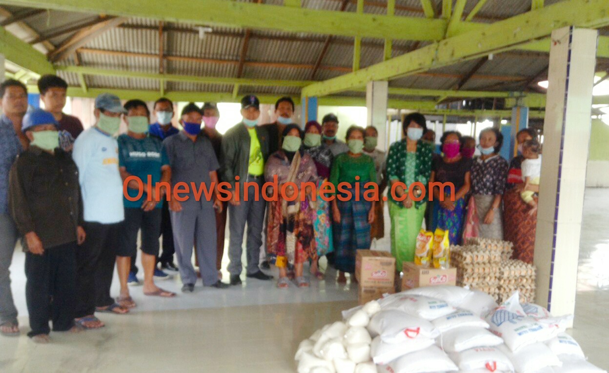 Ket foto  : Rombongan Jusua dan Saberina saat memberikan bantuan Paket Sembako di salah Jambur Desa pada Minggu (30/08) 2020 (Ist)