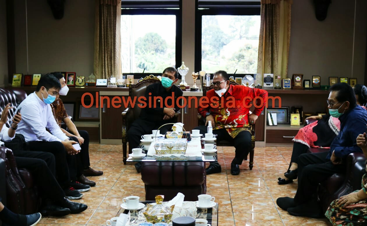 Ket foto : tampak Bupati Karo Terkelin Brahmana SH MH Berbincang bersama Konsulat Jenderal Republik Rakyat Tiongkok di ruang kerja kantor Bupati Karo, Jumat (04/09) 2020 (Ist)