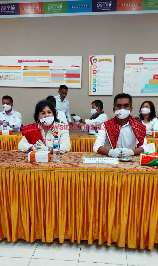 Ket foto : Ket foto : tampak Paslon Cabup Cory Sriwaty Sebayang dan Cawabup Theopilus Ginting saat mendaftar ke KPUKab Karo, Sabtu (05/09) 2020 (Ist)