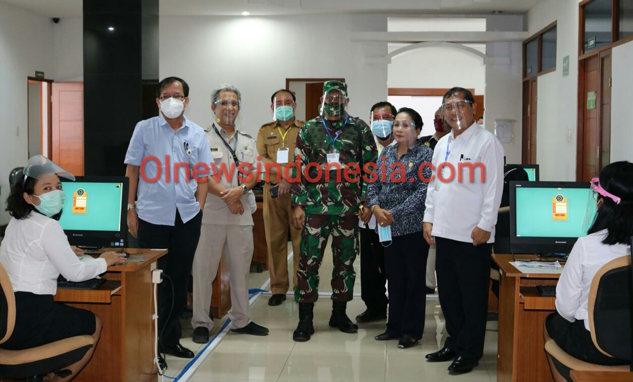 Ket foto : Bupati Karo Terkelin Brahmana SH MH saat meninjau pelaksanaan seleksi SKB di kantor Regional VI Medan, Selasa (08/09) 2020 (Ist)