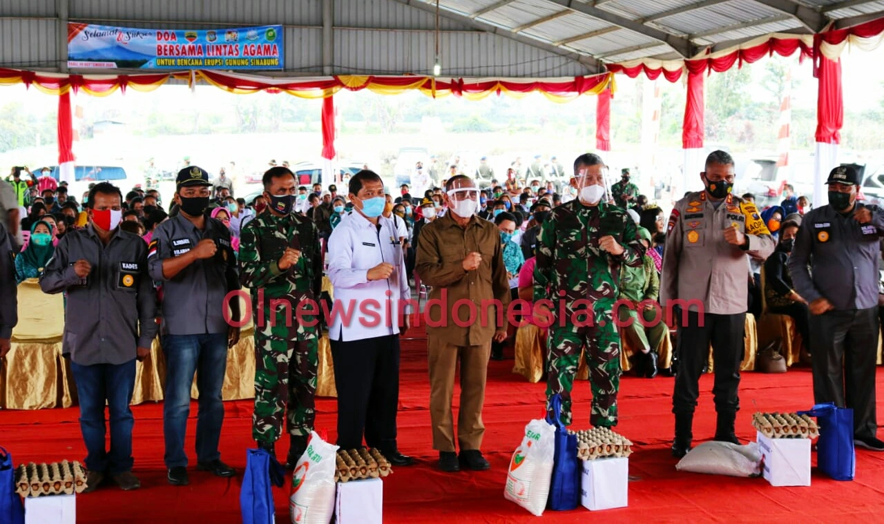 Ket foto : tampak Forkopimda Provsu dan Karo kompak salam Komando saat gelar Doa bersama Lintas agama di  Jambur Desa Sukatepu Kec Naman Teran Kab Karo, Rabu (09/09) 2020 (Ist)
