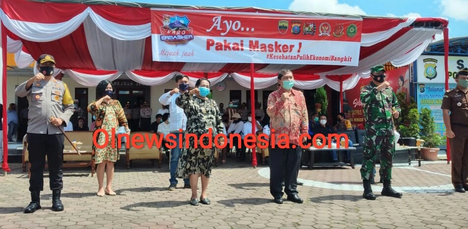 Ket foto : tampak Bupati Karo bersama Forkopimda saat salam Komando dalam acara Ikrar Paslon terkait Pendisplinan Protokol kesehatan Penanganan Covid-19 di Halaman Mapolres Tanah Karo Kabanjahe, Kamis (10/09) 2020 (Ist)