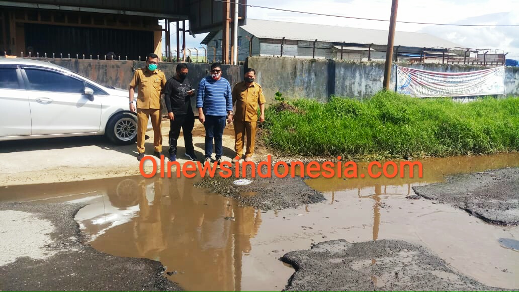 Ket foto : Saat Kadis PUPR,Edward Pontianus Sinulingga Kabid Bina Marga Hendra Mitcon Purba dan  Anggota DPRD Karo Dody Sinuhaji saat memantau Jalan Udara Ujung  yang tergenang air dan berlobang, Senin (14/09) 2020 (Ist)