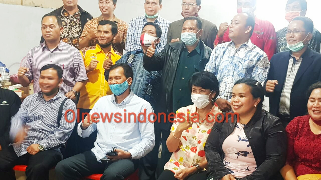 Ket foto : Tampak Jusua Ginting dan Saberina Tarigan berfose bersama para Pendeta yang tergabung dalam API Tanah Karo, Senin (14/09) 2020 (Ist)