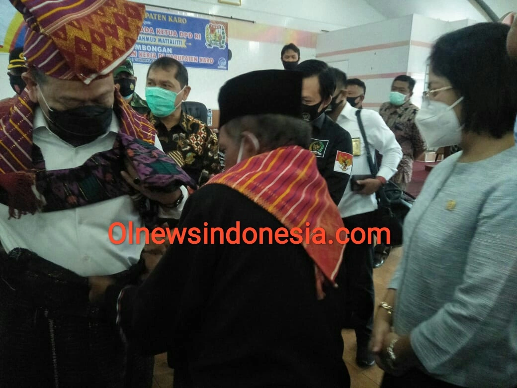 Ket foto : Saat prosesi Penabalan Marga Sitepu kepada Ketua DPD RI AA.Lanyala Mahud Mattalitti di Aula Kantor Bupati Karo Kabanjahe, Kamis (17/09) 2020 (Ist)