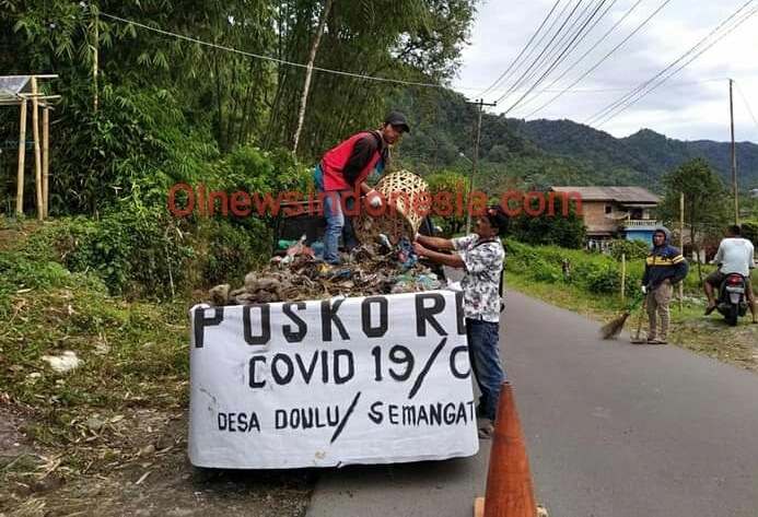 Ket foto : tampak Relawan membersihkan jalan sepanjang DTW Pemandian alam Air Panas Raja Berneh (Ist)