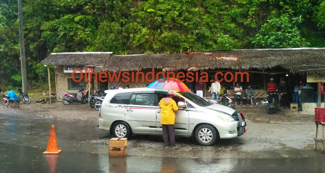 Ket foto : Tampak salah satu Relawan Covid-19 menyemprotkan Handsanitizer ke para tamu yang melintas menuju DTW Pemandian Air Panas, Jumat (10/09) 2020 (Ist)
