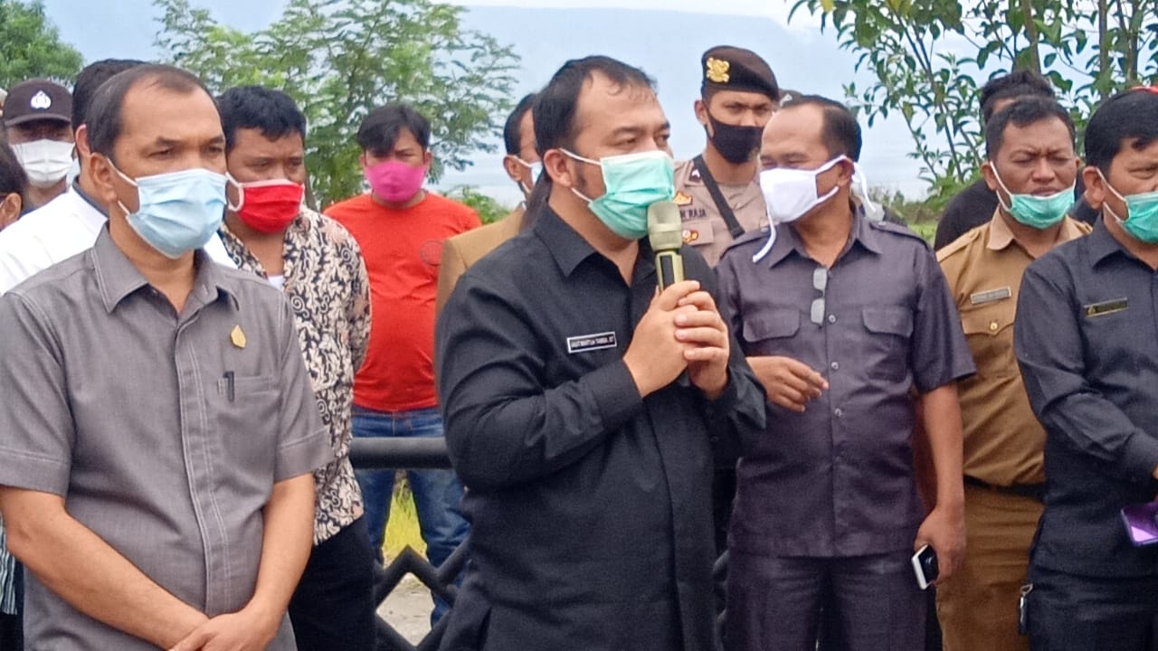 Foto : Saut Martua Tamba (pegang Mix) selaku Pimpinan DPRD Samosir beserta koleganya menemui Formapera dan mengajak berdialog di ruang Aula DPRD.