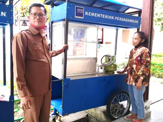 Foto : Bantuan Gerobak diserahkan langsung oleh Kepala Dinas Nakerkoperindag, Vikbon Simbolon, Senin (21/9/2020) di ruang rapat Dinas Nakerkoperindag, Perkantoran Parbaba, Pangururan.