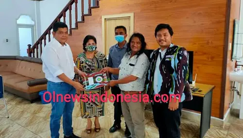Saat Ketua DPD IPK Sumut Bastian Pangabean menyerahkan rekomendasi dukungan politik kepada Cory dan Theo di sekretariat DPD IPK Sumut, Sabtu (26/09) 2020 (Ist)