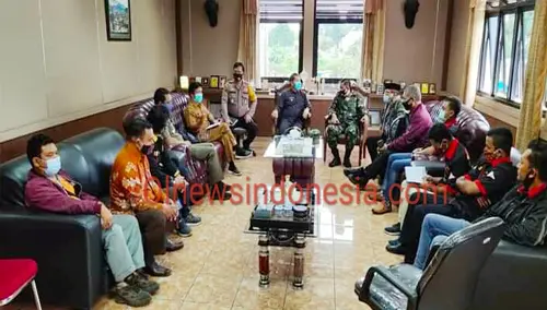 Bupati Karo Gelar pertemuan bersama Dandim, Polres Tanah Karo Lakukan pertemuan terkait Perbup tentang Covid-19 di ruang kantor Bupati (Ist)