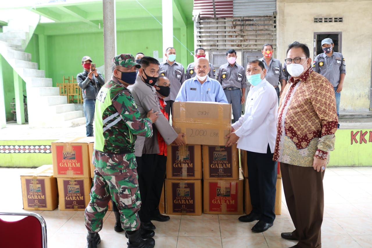 Ket foto : tampak Bupati Karo Terkelin Brahmana SH MH bersama Ketua DPRD Sumatera Utara Baskami Ginting memberikan  masker secara simbolis kepada Perwakilan Kecamatan Namanteran Kab Karo di Jambur pada Jumat (16/10) 2020 (Ist)