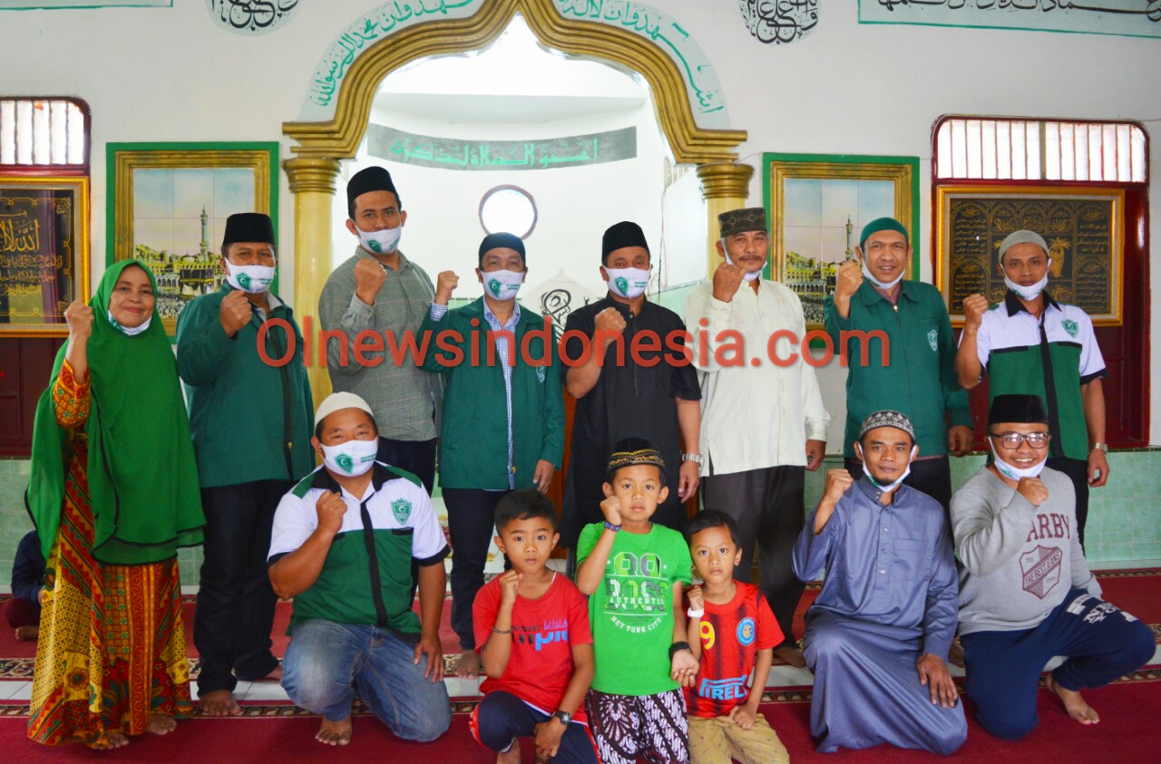 Ket foto : tampak Pengurus PC GPA Berastagi dan Pengurus BKM Mesjid berfose se usai sholat Jumat di Masjid Al-mukhlisin Dolatrayat Kec Dolatrayat Kab Karo, Jumat (16/10) 2020 (Ist)