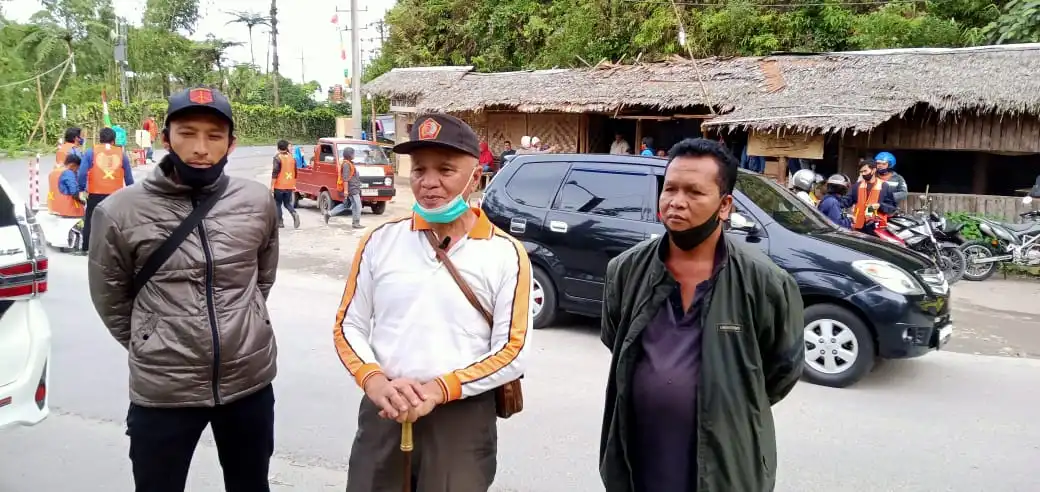 Ket foto : Komisaris Utama BUMDes didamping Sekretaris dan Manager BUMDes saat di wawancarai crew Olnewsindonesia dilokasi, Minggu (18/10) 2020 (Ist)