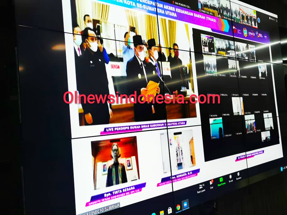 Ket foto : Saat Gubernur Sumatera Utara Edy Rahmayadi mengukuhkan Tim Percepatan Akses Keuangan Daerah Kabupaten Karo melalui Virtual di ruang KCC Kantor Bupati Karo Kabanjahe, Selasa (20/10) 2020 (Ist)