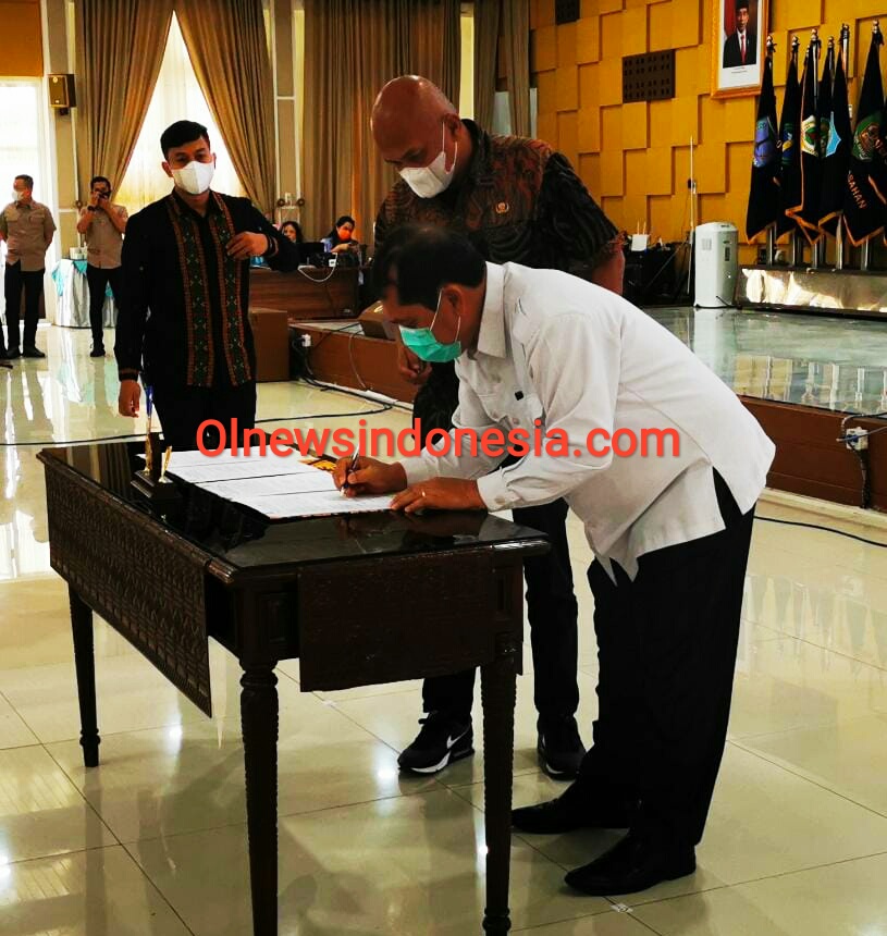 Ket foto : Bupati Karo Terkelin Brahmana SH MH saat menandatangani isi Dari 5 Poin Komitmen  5 M, di Kediaman Gubernur Sumatera Utara Medan Kamis, (22/10) 2020 (Ist)