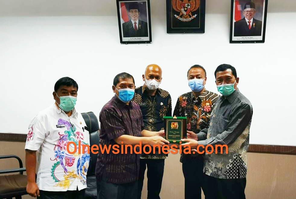 Ket foto  : Bupati Karo Terkelin Brahmana SH MH saat menyerahkan plakat kepada Perwakilan Pemkab Demak disela sela acara Kaji Terap di Kantor Bupati Karo, Jumat (23/10) 2020 (Ist)