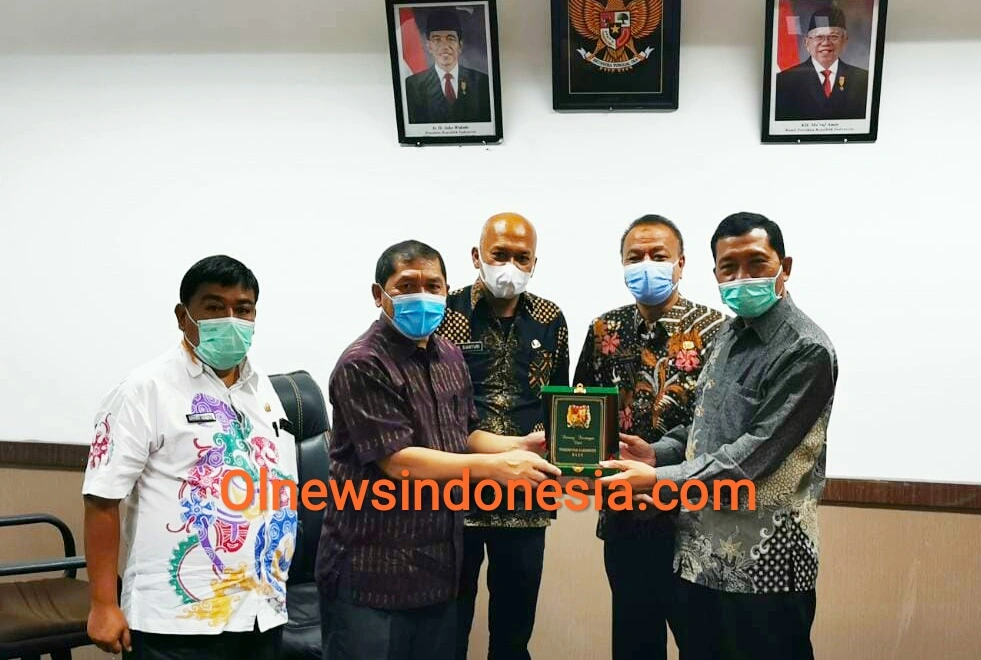 Ket foto : Bupati Karo Terkelin Brahmana SH MH saat menyerahkan plakat kepada Perwakilan Pemkab Demak disela sela acara Kaji Terap di Kantor Bupati Karo, Jumat (23/10) 2020 (Ist)