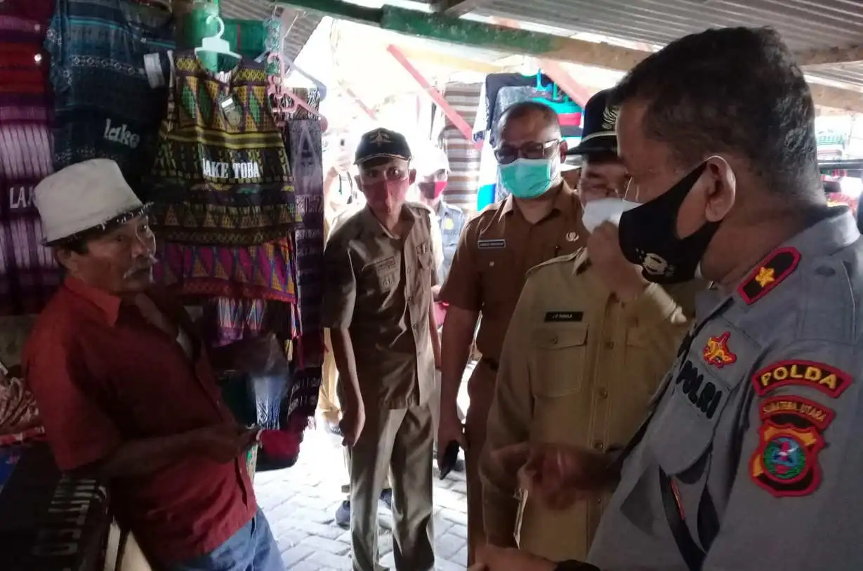 Foto : Satuan petugas penerapan protokol kesehatan melaksanakan monitoring sekaligus sosialisasi ke objek-objek wisata di Samosir