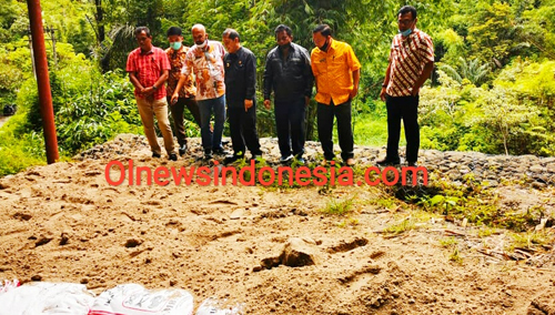 Bupati Karo, Kadis PUPR dan Kepala Bappeda Karo saat memantau langsung jalan yang amblas di Desa Barusjahe - Serdang Kabupaten Karo  Kamis (01/10) 2020 (Ist)