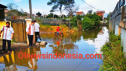 Bupati Karo bersama Kabid Bina Marga PUPR Hendra Mitcon Purba memantau lokasi jalan warga yang ditutupi Air di area lokasi Stadion Bola Samura Kabanjahe Kabupaten Karo