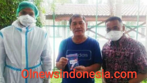 Menekan Penyebaran Covid-19 Bupati Karo Terkelin Brahmana SH MH Dan Istri Lakukan Test Swab