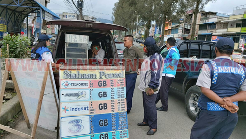 Ket foto : Petugas Dishub Karo saat tertibkan pedagang dan parkir liar di sepanjang jalan Vetran Berastagi Kabupaten Karo, Rabu (07/10) 2020 (Ist)