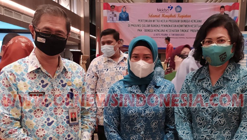 Ketua TP PKK Kab Karo Ny Sariati Terkelin Brahmana di sela sela menerima penghargaan dari Akseptor PPM terbaik untuk Pemkab Karo di Hotel Polonia Medan, Rabu (07/10) 2020 (Ist)