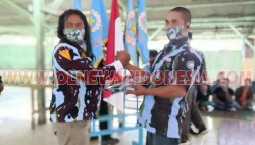 Ketua DPD IPK Kab Karo Gembira Ginting salam Komando saat menyerahkan seragam IPK secara simbolis ke pada salah satu Ketua Ranting IPK Kecamatan Merdeka Kabupaten Karo di Pendopo Desa Cinta Rakyat, Jumat (09/10) 2020 (Ist)