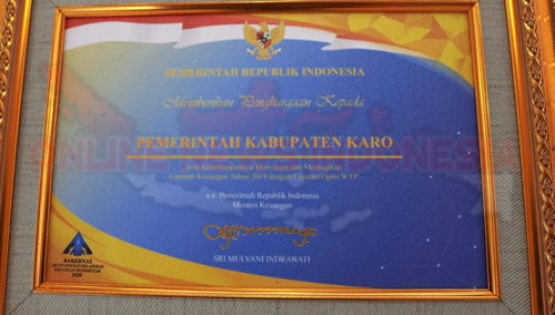 Piagam penghargaan dari Menteri Keuangan Republik Indonesia yang diterima oleh Pemkab Karo pada Selasa (13/10) 2020 di Aula Kantor Bupati Karo Kabanjahe ( Ist)