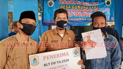 Ahim, Kepala Desa Gunungsari (berpeci hitam ) menyerahkan Secara Simbolis kepada KPM Desa Gunungsari, Kecamatan Banjarsari Kabupaten Lebak (Selasa 13/10/2020)