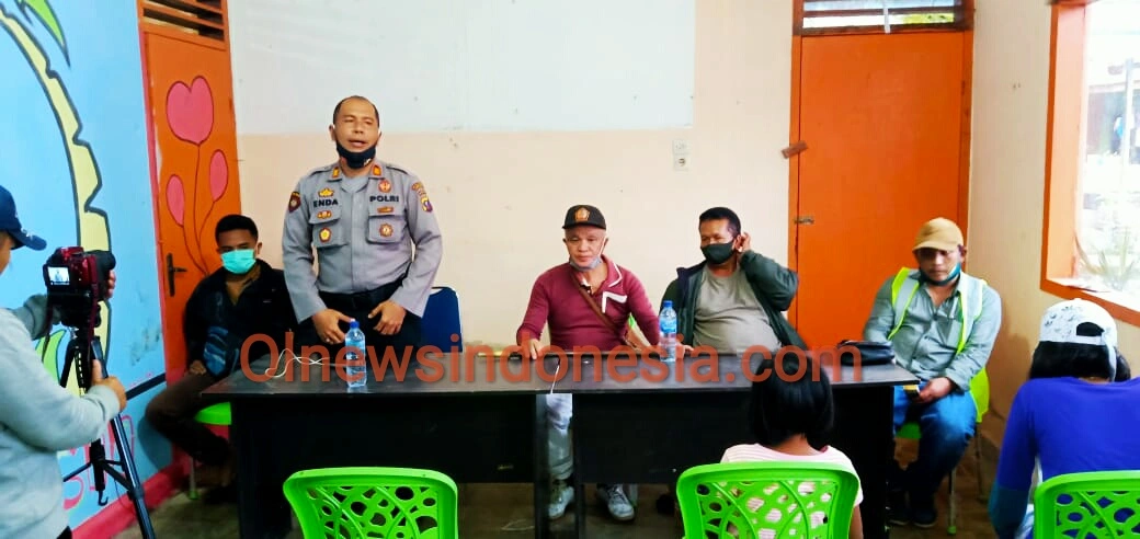 Ket foto : Tampak Kasat Sabhara AKP Enda Tarigan saat memberikan sambutan dalam kegiatan bakti sosial yang dilakukan oleh BUMDes Desa Doulu Kecamatan Berastagi di Kantor kepala Desa Doulu, Minggu (01/11) 2020 (Ist)