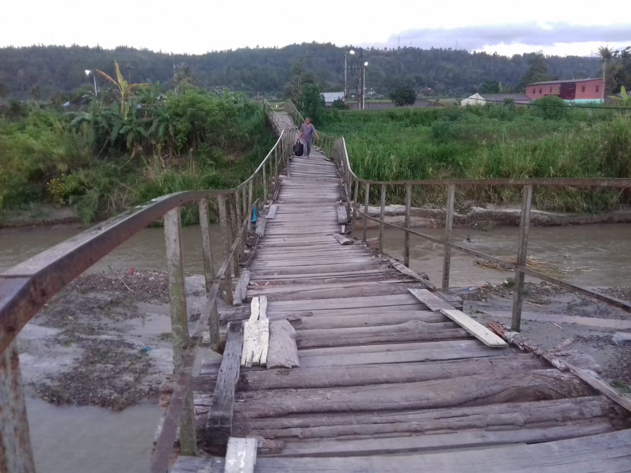 Foto : Jembatan yang menjadi satu satunya akses warga menuju desa Hutaurik Hasundutan lumban soit kabupaten Tapanuli Utara sangat memprihatinkan