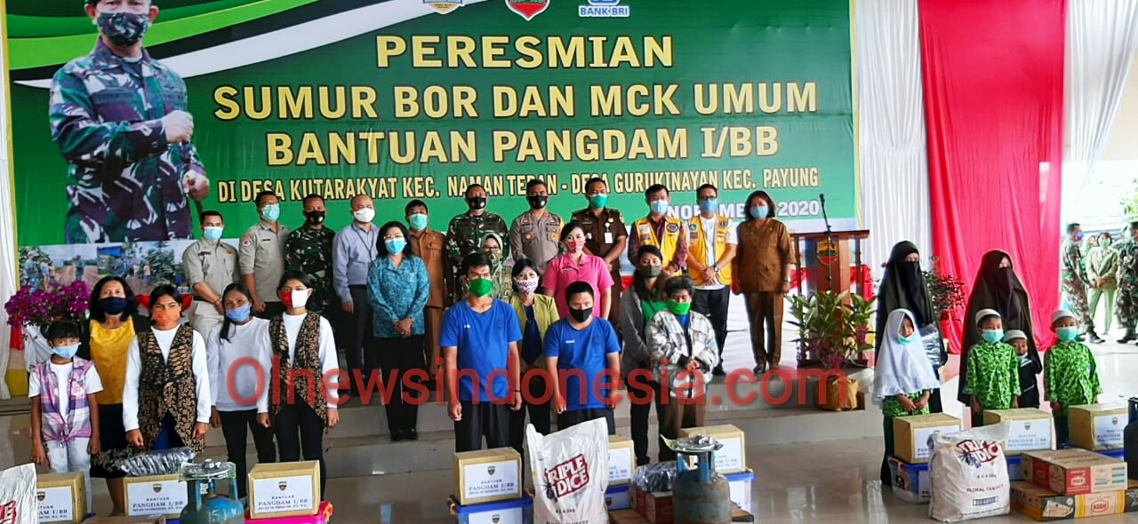 Ket foto : Dandim bersama Pemkab Karo saat memberikan Sembako kepada masyarakat dan foto bersama disela sela peresmian Sumur bor dan MCK di Kecamatan Naman Teran Kab Karo, Senin (09/11) 2020 (Ist)