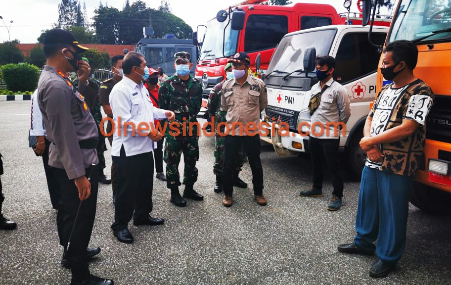 Ket foto : Bupati Karo Terkelin Brahmana SH MH saat lakukan pengecekan kesiapan personil dalam Apel Kesiapsiagaan Bencana Alam di Halaman Kantor Bupati Karo, Rabu (11/11) 2020 (Ist)