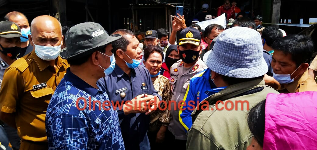 Ket foto : tampak Bupati Karo Terkelin Brahmana SH MH yang didampingi Anggota DPRD Karo Pujiati Ginting, Bappeda Ir.Nasib Sianturi, Waka Polres Tanah Karo saat meninjau lokasi kebakaran di Pusat Pasar Berastagi, Selasa (17/11) 2020 (Ist)