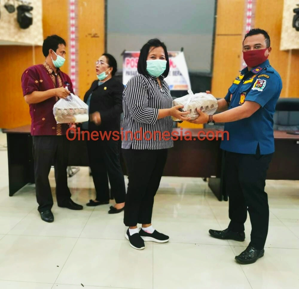 Ket foto  : tampak Anggota DPRD Karo Herty Delima Purba secara simbolis memberikan Bantuan Sembako kepada Kabid Sarana Dan Prasarana, Teguh Purba di gedung Kesenian Taman Mejuah-Juah Berastagi, Rabu (18/11) 2020 (Ist)